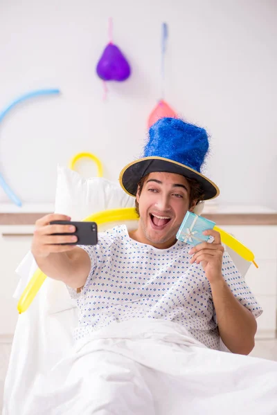 Jeune homme célébrant son anniversaire à l'hôpital — Photo