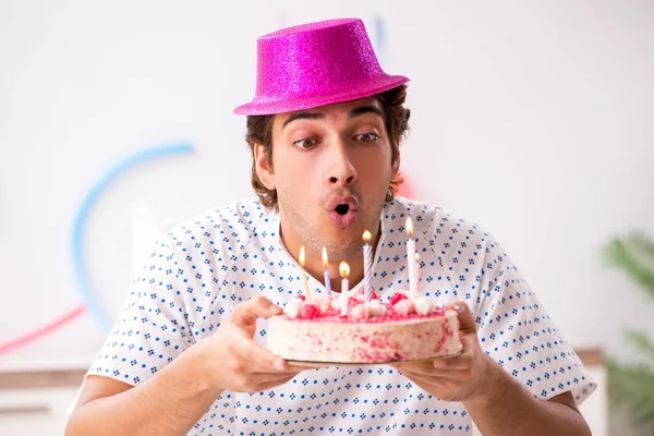 Joven celebrando su cumpleaños en el hospital —  Fotos de Stock