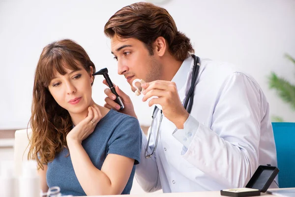 Patient with hearing problem visiting doctor otorhinolaryngologi — Stock Photo, Image