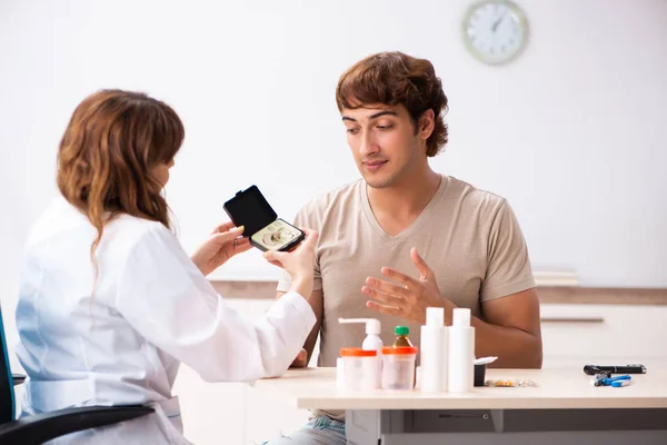 Patient with hearing problem visiting doctor otorhinolaryngologi — Stock Photo, Image