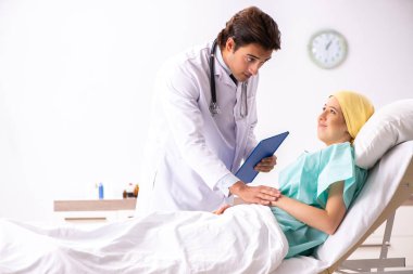 Genç yakışıklı doktor ziyaret kadın Onkoloji hasta 