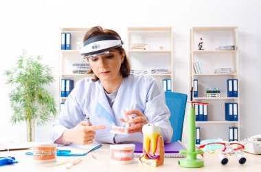 Kadın doktor yeni dişler üzerinde çalışma implant 