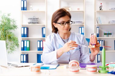 Kadın doktor yeni dişler üzerinde çalışma implant 