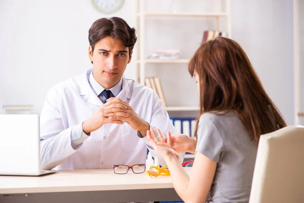 Mujer joven que visita al oftalmólogo médico masculino en el hospital — Foto de Stock