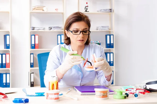 Doctora que trabaja en implantes dentales nuevos —  Fotos de Stock