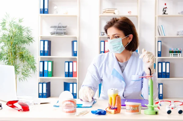 Médica trabalhando em implante de dentes novos — Fotografia de Stock