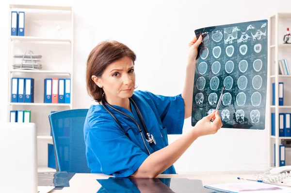 Medico radiologo donna che lavora presso la clinica — Foto Stock