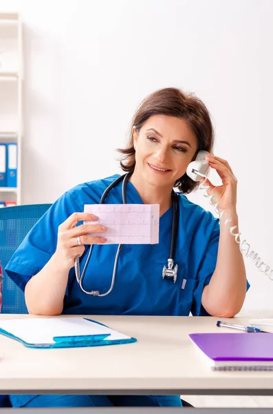 Kardiologin arbeitet im Krankenhaus — Stockfoto