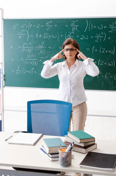 Professora de matemática na frente do quadro — Fotografia de Stock