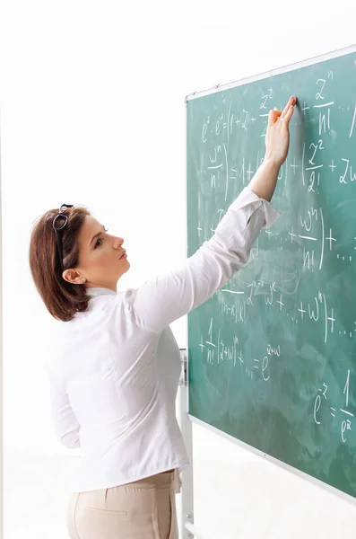 Nauczyciel matematyki kobiet przed chalkboard — Zdjęcie stockowe