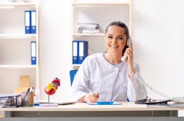 Hastanede oturan genç kadın doktoru kardiyolog 