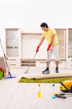Ev işi yapan genç yakışıklı erkek 