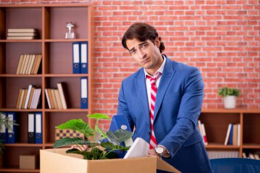 Genç kişi onun işten ateş olmak 