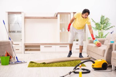 Ev işi yapan genç yakışıklı erkek 