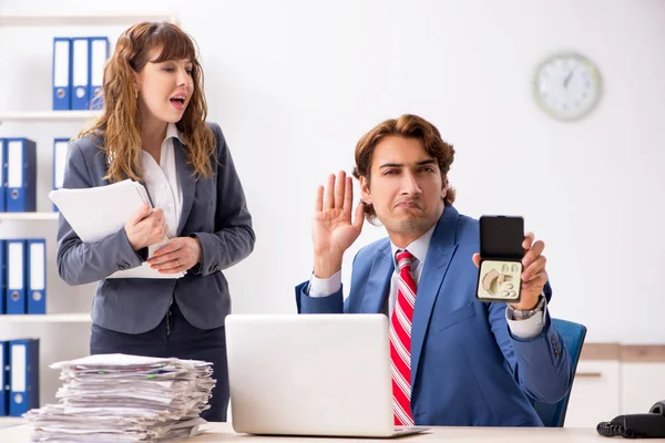 Empleado sordo usando audífono hablando con el jefe — Foto de Stock