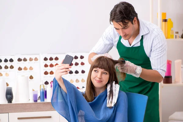 Young woman visiting young handsome barber — Stock Photo, Image