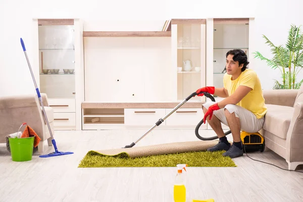 Jonge knappe man doen van huishoudelijk werk — Stockfoto