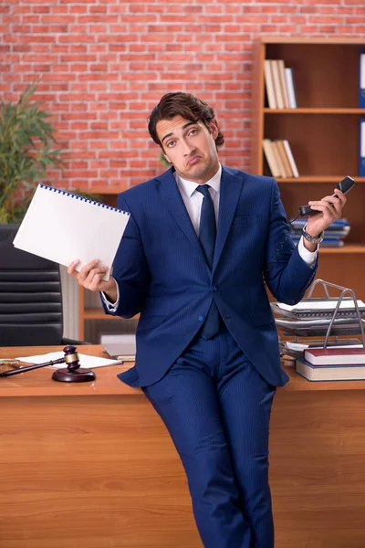 若いハンサムな弁護士は彼のオフィスでの作業 — ストック写真