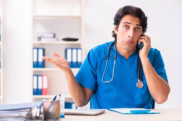 Jeune beau médecin travaillant à la clinique — Photo