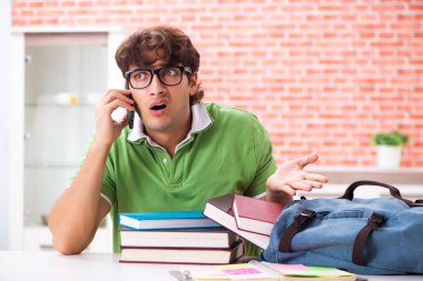 Evde sınava hazırlanan genç bir öğrenci. 