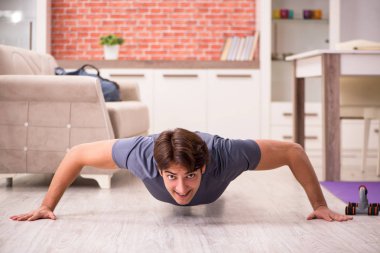 Yakışıklı delikanlı spor egzersizleri evde yapıyor 