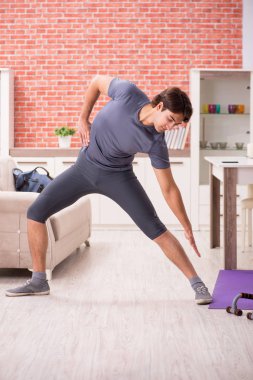 Yakışıklı delikanlı spor egzersizleri evde yapıyor 