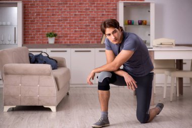 Yakışıklı delikanlı spor egzersizleri evde yapıyor 