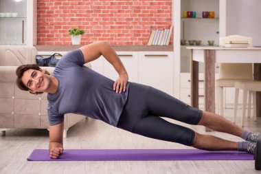 Yakışıklı delikanlı spor egzersizleri evde yapıyor 