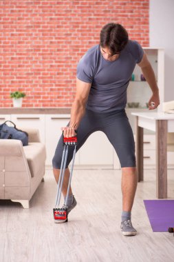 Yakışıklı delikanlı spor egzersizleri evde yapıyor 