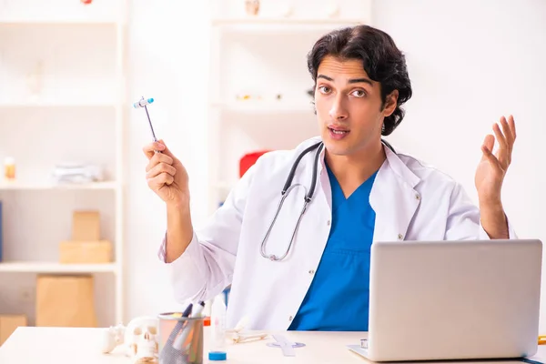 Jovem médico bonito que trabalha na clínica — Fotografia de Stock