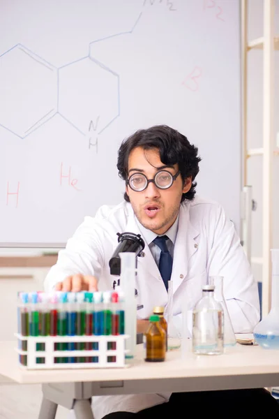 年轻有趣的化学家在白板前 — 图库照片