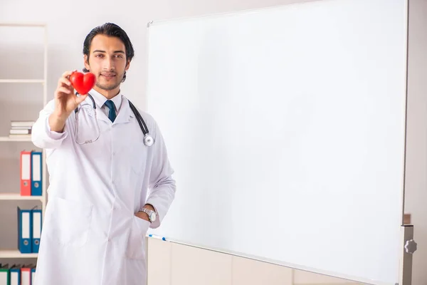 Junger Arzt vor Whiteboard — Stockfoto