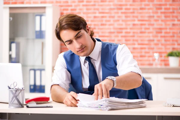 Jeune beau employé travaillant dans le bureau — Photo