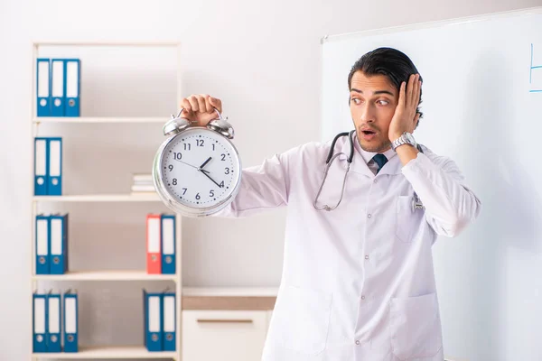 Joven médico frente a pizarra — Foto de Stock