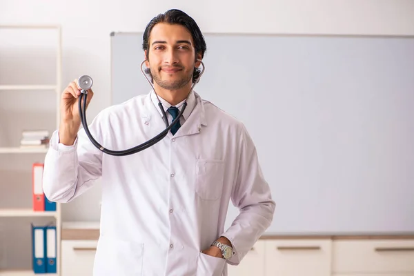 Joven médico frente a pizarra — Foto de Stock