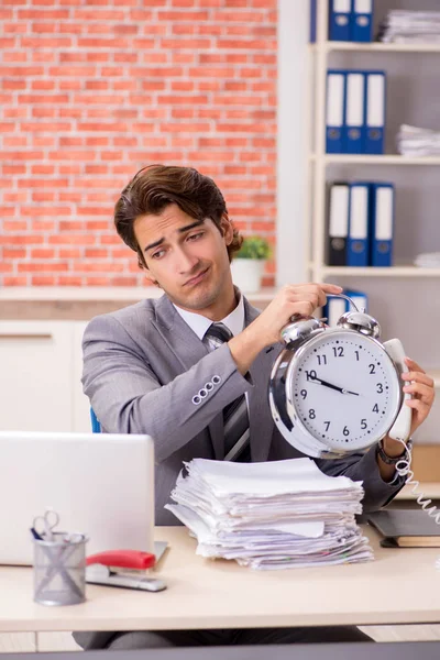 Jeune homme d'affaires travaillant dans le bureau — Photo