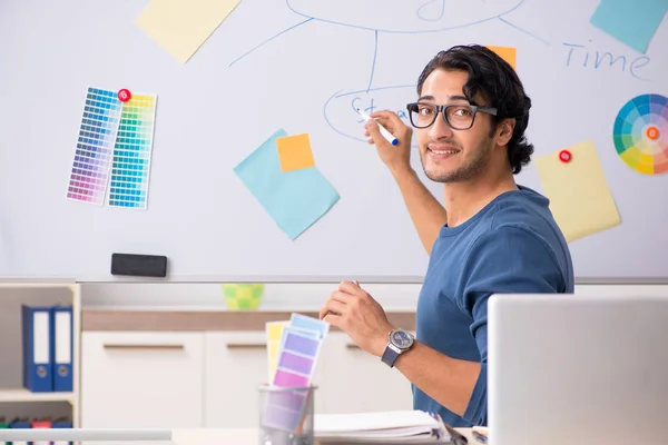 Joven diseñador guapo trabajando en el proyecto — Foto de Stock