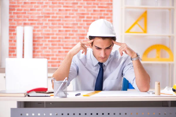 Supervisor de construcción trabajando en planos — Foto de Stock