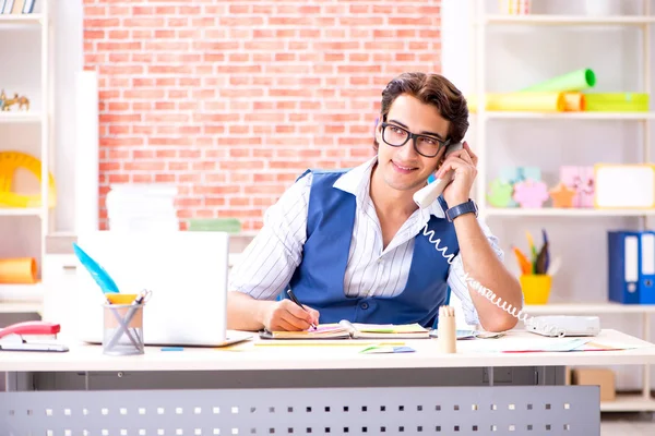 Joven diseñador freelancer trabajando en un nuevo proyecto — Foto de Stock