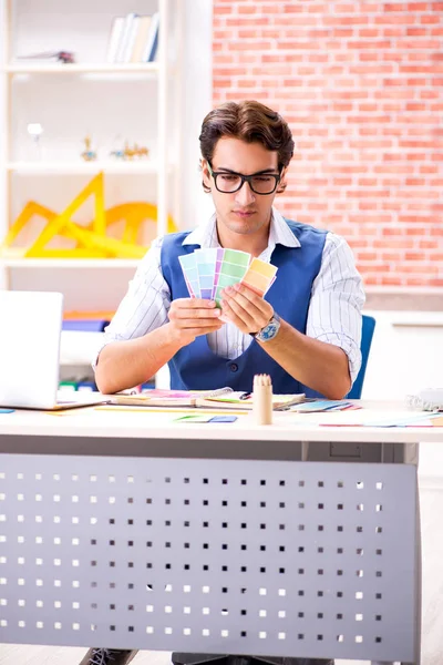 Junge freischaffende Designerin arbeitet an neuem Projekt — Stockfoto