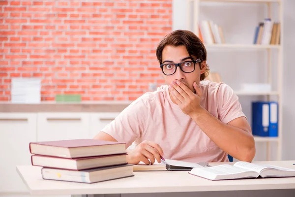 Giovane studente preparazione per gli esami universitari — Foto Stock