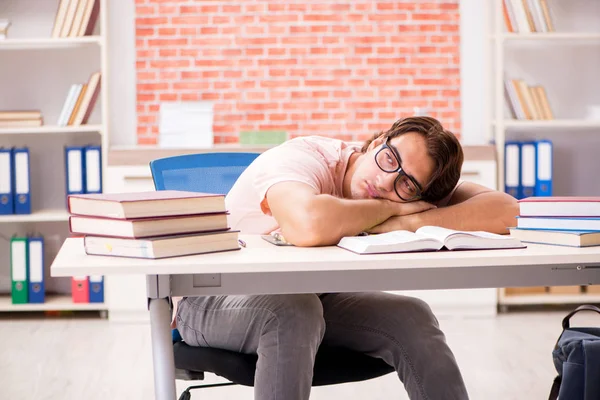 Jovem estudante se preparando para exames universitários — Fotografia de Stock