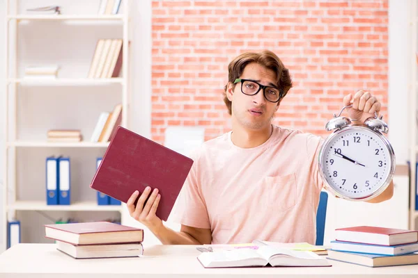 Jeune étudiant se préparant pour les examens collégiaux — Photo