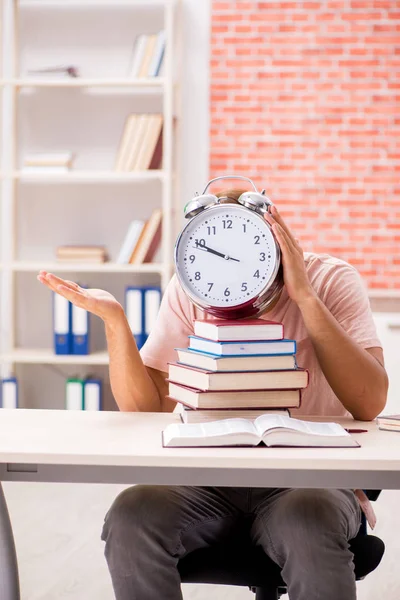 Jovem estudante se preparando para exames universitários — Fotografia de Stock