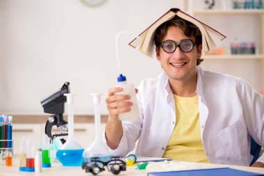 Deneyler ve testler yapan çılgın bir kimyager.