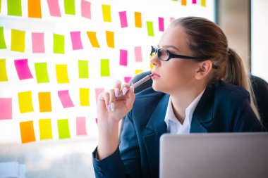 Çelişkili öncelikleri olan güzel bayan çalışan. 