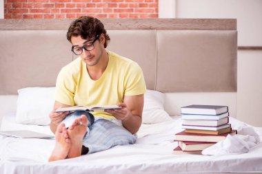 Genç Öğrenci sınav için yatakta