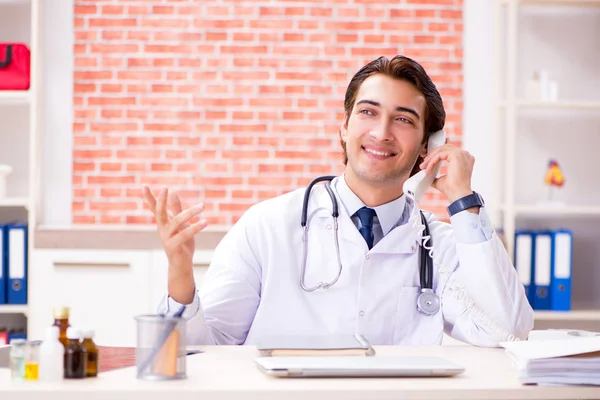 Junger Arzt arbeitet im Krankenhaus — Stockfoto