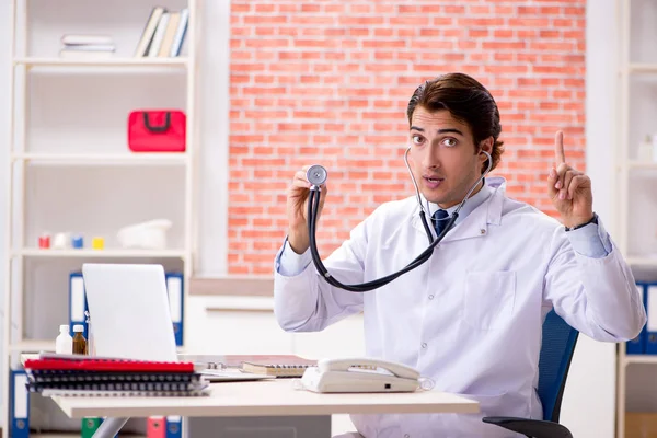 Young doctor working in hospital — Stock Photo, Image