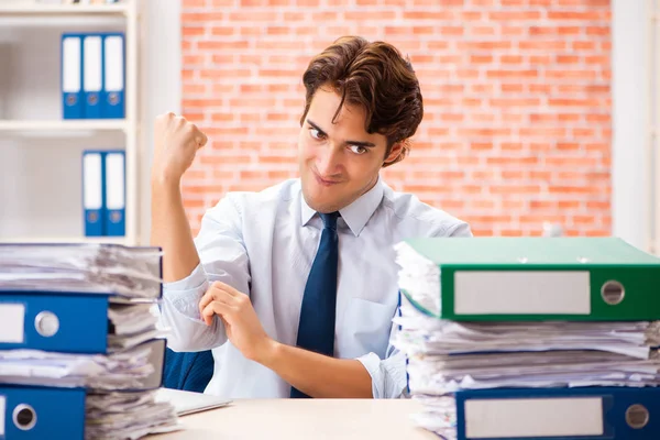 Jovem homem elegante infeliz com muito trabalho — Fotografia de Stock